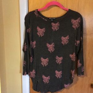 Sweet pink and gray top!